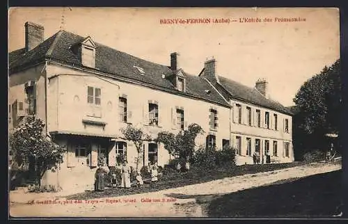 AK Rigny-le-Ferron, L`entrée des Promenades avec maisons et passants
