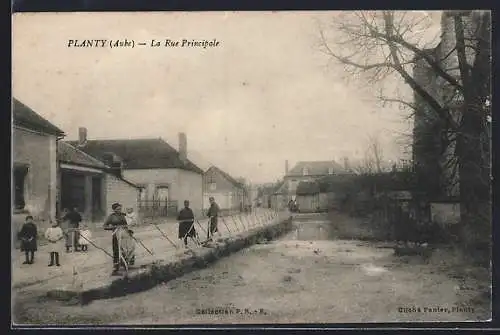 AK Planty, La Rue Principale avec habitants et canal