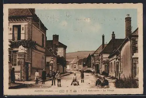 AK Auxon, Rue animée avec des habitants et maisons en briques