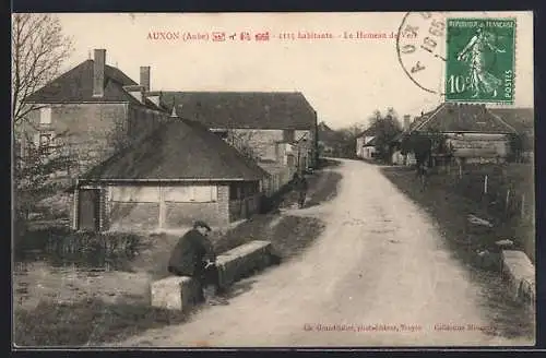 AK Auxon, Le Hameau du Vert avec habitant assis près de la route