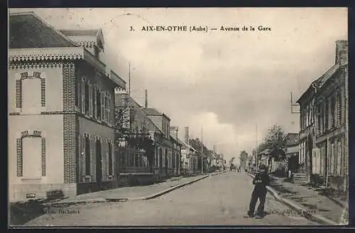 AK Aix-en-Othe, Avenue de la Gare avec bâtiments et piéton