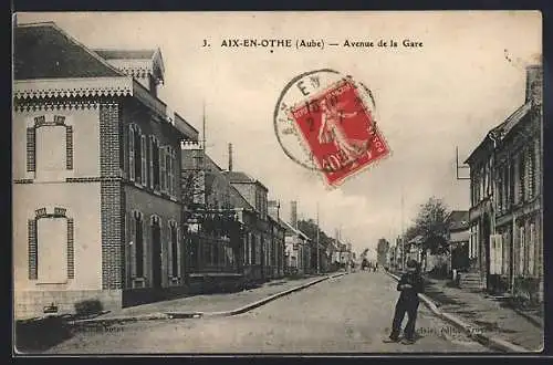 AK Aix-en-Othe, Avenue de la Gare avec bâtiments et piéton