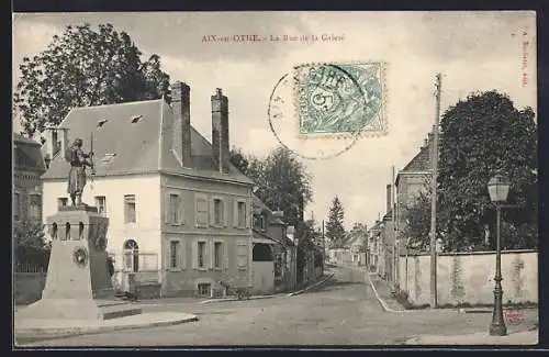 AK Aix-en-Othe, La Rue de la Gaîté avec statue et maisons environnantes