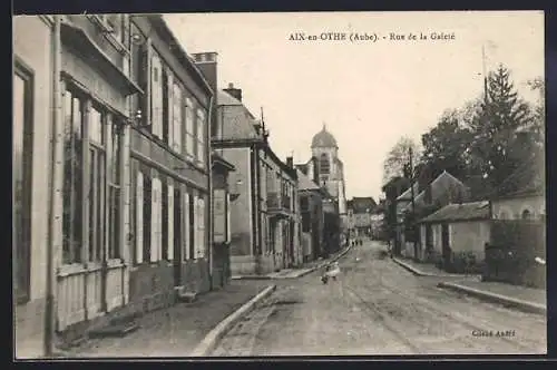 AK Aix-en-Othe, Rue de la Gaieté avec vue sur l`église