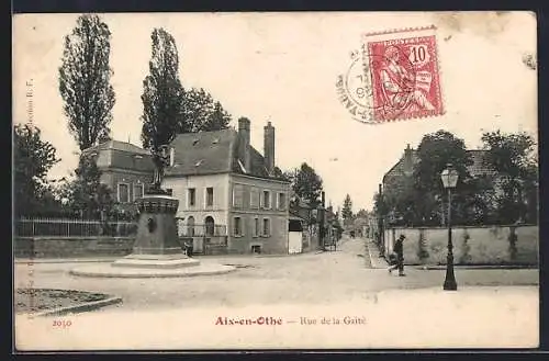 AK Aix-en-Othe, Rue de la Gaité avec statue et maisons adjacentes
