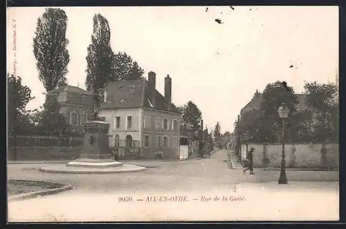 AK Aix-en-Othe, Rue de la Gaîté avec fontaine et maisons alentours