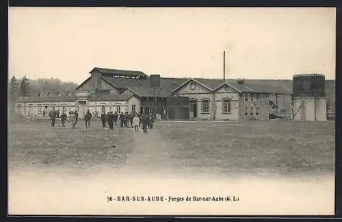 AK Bar-sur-Aube, Forges de Bar-sur-Aube avec ouvriers devant l`usine