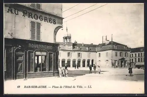 AK Bar-sur-Aube, Place de l`Hôtel de Ville avec passants et boutique Au Progrès