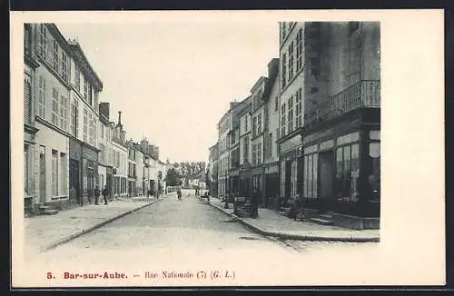AK Bar-sur-Aube, Rue Nationale animée avec bâtiments et passants