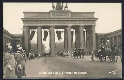 AK Berlin, König Alfons von Spanien zu Besuch am Brandenburger Tor