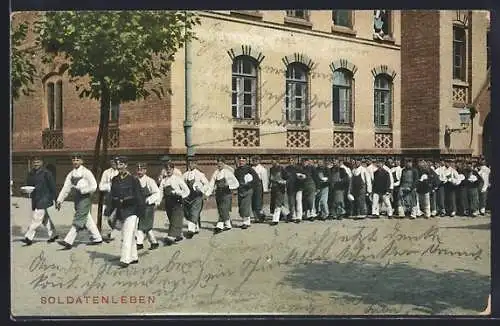 AK Soldaten im Kasernenhof