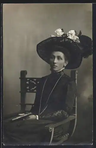 AK Junge elegante Dame mit Hut und Buch