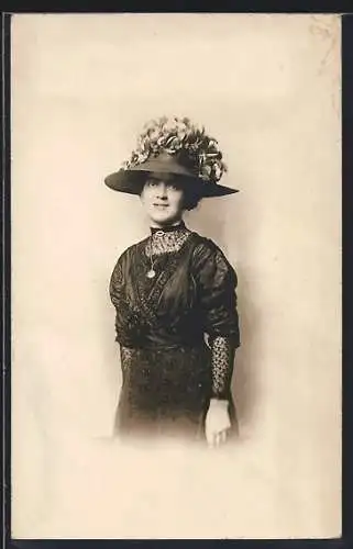 Foto-AK Junge elegante Dame mit Blumenhut