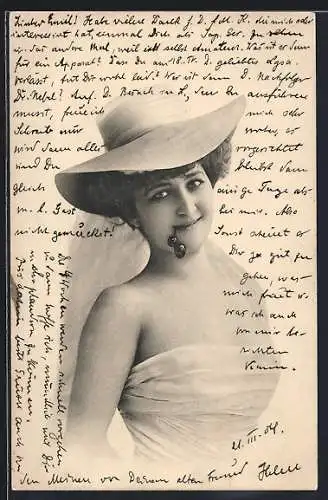 AK Fräulein im schulterfreien Kleid mit Hut und Kirschen