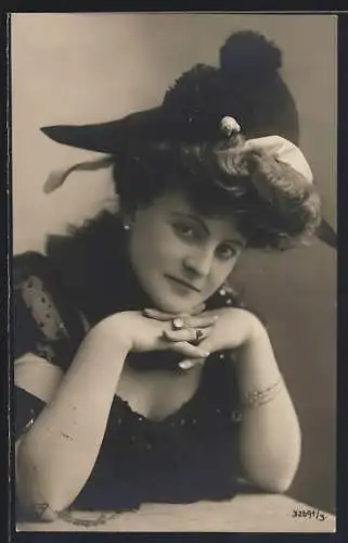 AK Junge Dame im schwarzen Kleid mit Hut