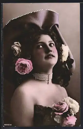 AK Hübsche Dame mit Hut schaut seitlich