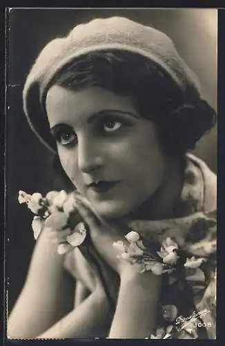 AK Junge elegante Dame mit Hut und Blütenzweig