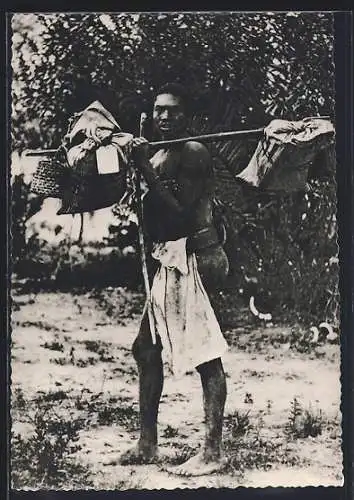 Foto-AK Afrikanischer Postbote, afrikanische Volkstypen