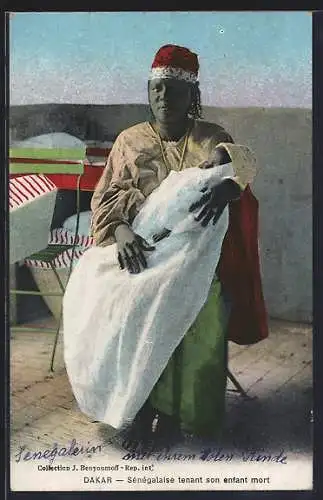 AK Dakar, Sénégalaise tenant son enfant mort, afrikanische Volkstypen