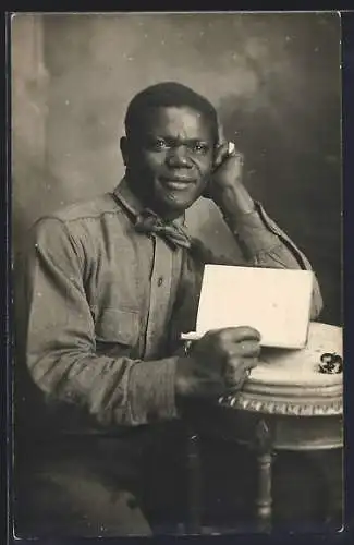 AK Afrikaner mit einem Buch, afrikanische Volkstypen