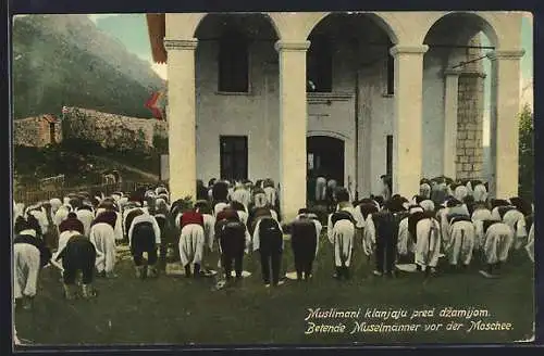AK Bosnien, Muslimani klanjaju predd dzamijom, Betende Muselmänner vor der Moschee