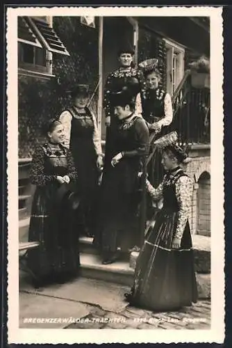 AK Frauen in Bregenzerwälder-Trachten vor einem Wohnhaus