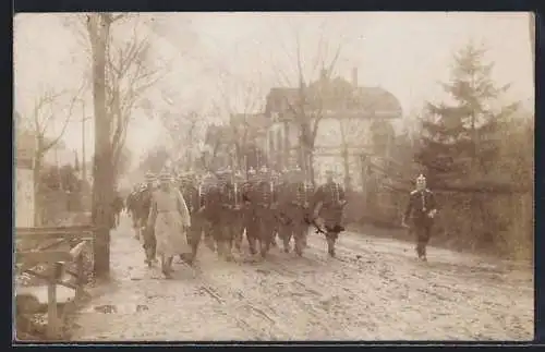 Foto-AK Lockstedt / Lager, Soldaten auf der Strasse