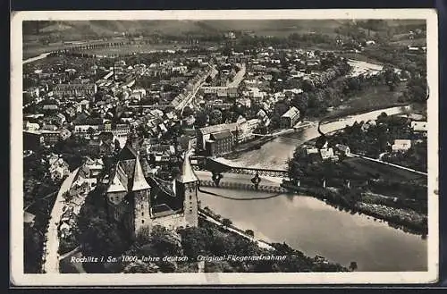 Foto-AK Rochlitz / Sachsen, Stadtansicht mit Schloss und Fluss aus der Luftperspektive