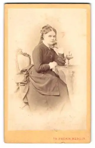 Fotografie Th. Prümm, Berlin, Unter den Linden 51, Emilie mit nachdenklichen Ausdruck
