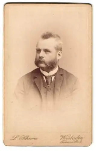 Fotografie L. Schewes, Wiesbaden, Taunusstr. 3, Louis Schlüter im Porträt