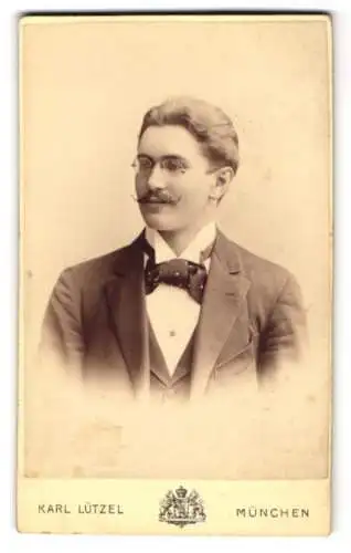 Fotografie Karl Lützel, München, Dachauerstrasse 19, Ludwig Gruber mit gepunkteter Krawatte
