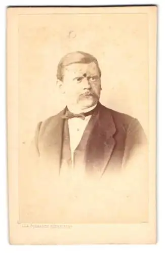 Fotografie G. & A. Overbeck, Düsseldorf, Schadowstrasse 42, Porträt eines Herrn mit Schnurrbart