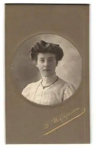 Fotografie G. Wolfsgruber, Berlin, Marie in hochgeschlossenem Kleid