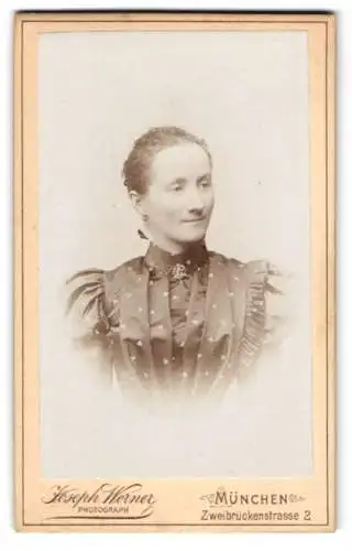 Fotografie Joseph Werner, München, Zweibrückenstrasse 2, Porträt einer Dame in elegantem Kleid