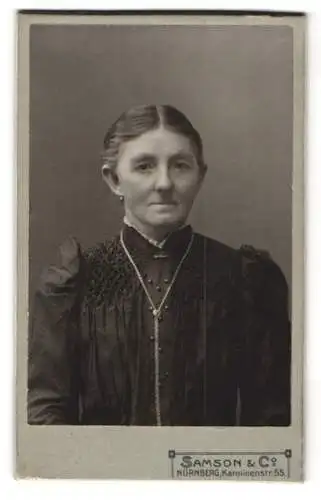 Fotografie Samson & Co., Nürnberg, Karolinenstr. 55, Frau Stützler in dunklem Kleid