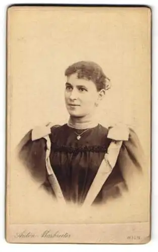 Fotografie Anton Markreiter, Wien, Dornerplatz 4, Frau Hirschl in hochgeschlossenem Kleid