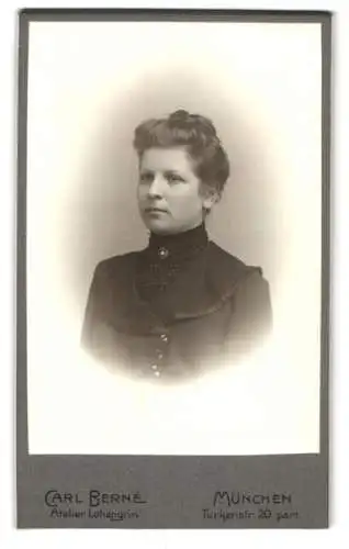 Fotografie Carl Berné, München, Türkenstr. 20, Therese Grassl in dunklem Kleid
