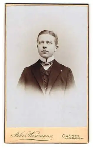Fotografie Atelier Wesemann, Cassel, Hans Rossel in Anzug und Fliege