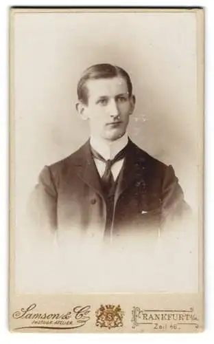 Fotografie Samson & Co., Frankfurt a/M., Zeil 46, Josef in Anzug und Krawatte