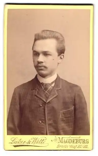 Fotografie Lutze & Witte, Magdeburg, Breite Weg 32/33, August Belroh in kariertem Anzug