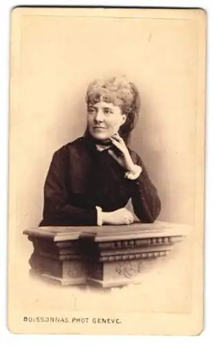 Fotografie Boissonnas, Genf, Quai de la Poste 4, Frau Hesse an einem Geländer