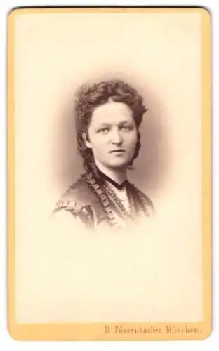 Fotografie M. Pössenbacher, München, Amalienstrasse 6, Gertrude Müller im Porträt