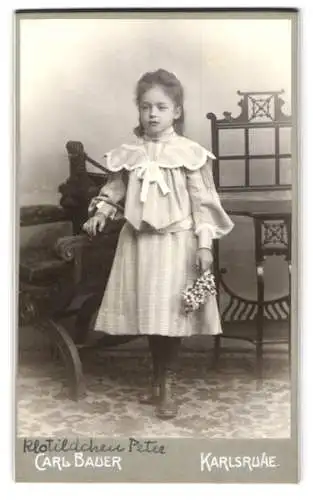 Fotografie Carl Bauer, Karlsruhe i. B., Zähringer Str. 41, Klotildchen Peter in kariertem Kleid