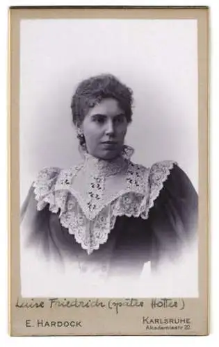 Fotografie E. Hardock, Karlsruhe, Akademiestr. 20, Luise Friedrich mit Spitzenkragen