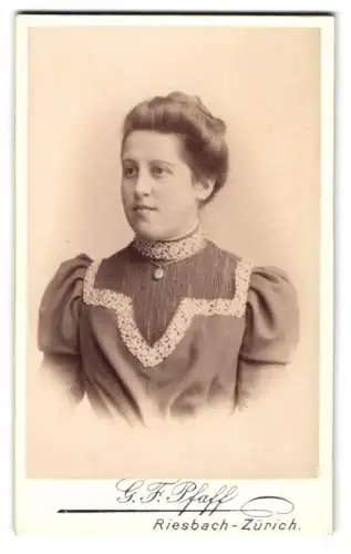 Fotografie G. F. Pfaff, Riesbach-Zürich, Wiesenstrasse, Anna Hunziker mit Spitzenkragen
