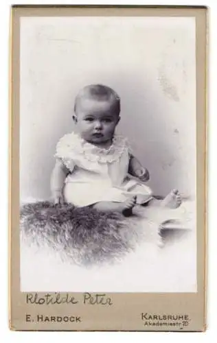 Fotografie E. Hardock, Karlsruhe, Akademiestr. 20, Klotilde Peter als Kleinkind