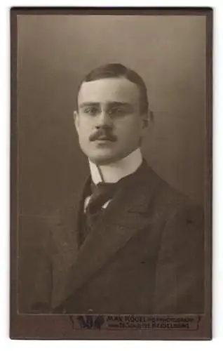 Fotografie Max Kögel, Heidelberg, Hauptstrasse 116, Erich Dörer mit Schnurrbart und Brille