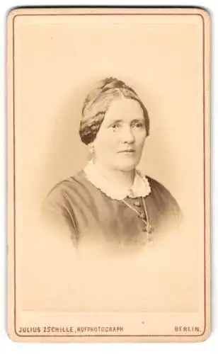 Fotografie Julius Zschille, Berlin, Neue König Str. 1a, Amalie Schwebel mit Zopffrisur