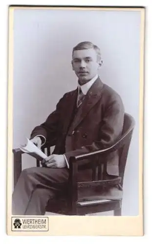 Fotografie Wertheim, Berlin, Leipzigerstrasse, Erich Krusche auf einem Stuhl sitzend