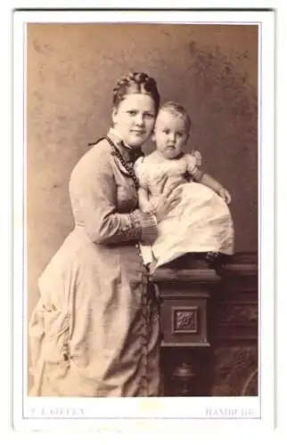 Fotografie F. L. Giffey, Hamburg, Ferdinandstrasse 57, Auguste Zimpel mit ihrem Kind